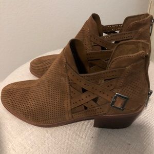 NWT Vince Camuto PRANIKA Brown perforated Suede Bootie with back zipper 8M